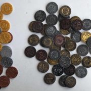 Por un puñado de monedas: dados, losetas y monedas de plástico envejecidas