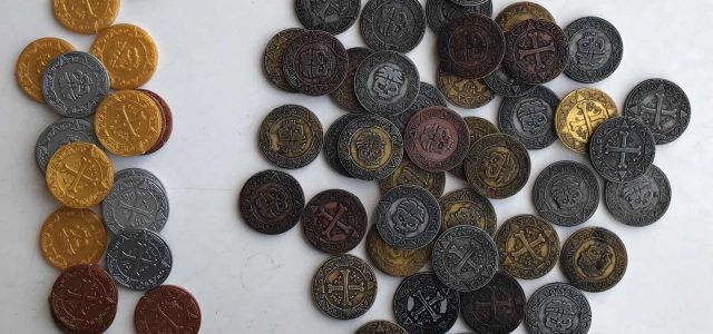 Por un puñado de monedas: dados, losetas y monedas de plástico envejecidas